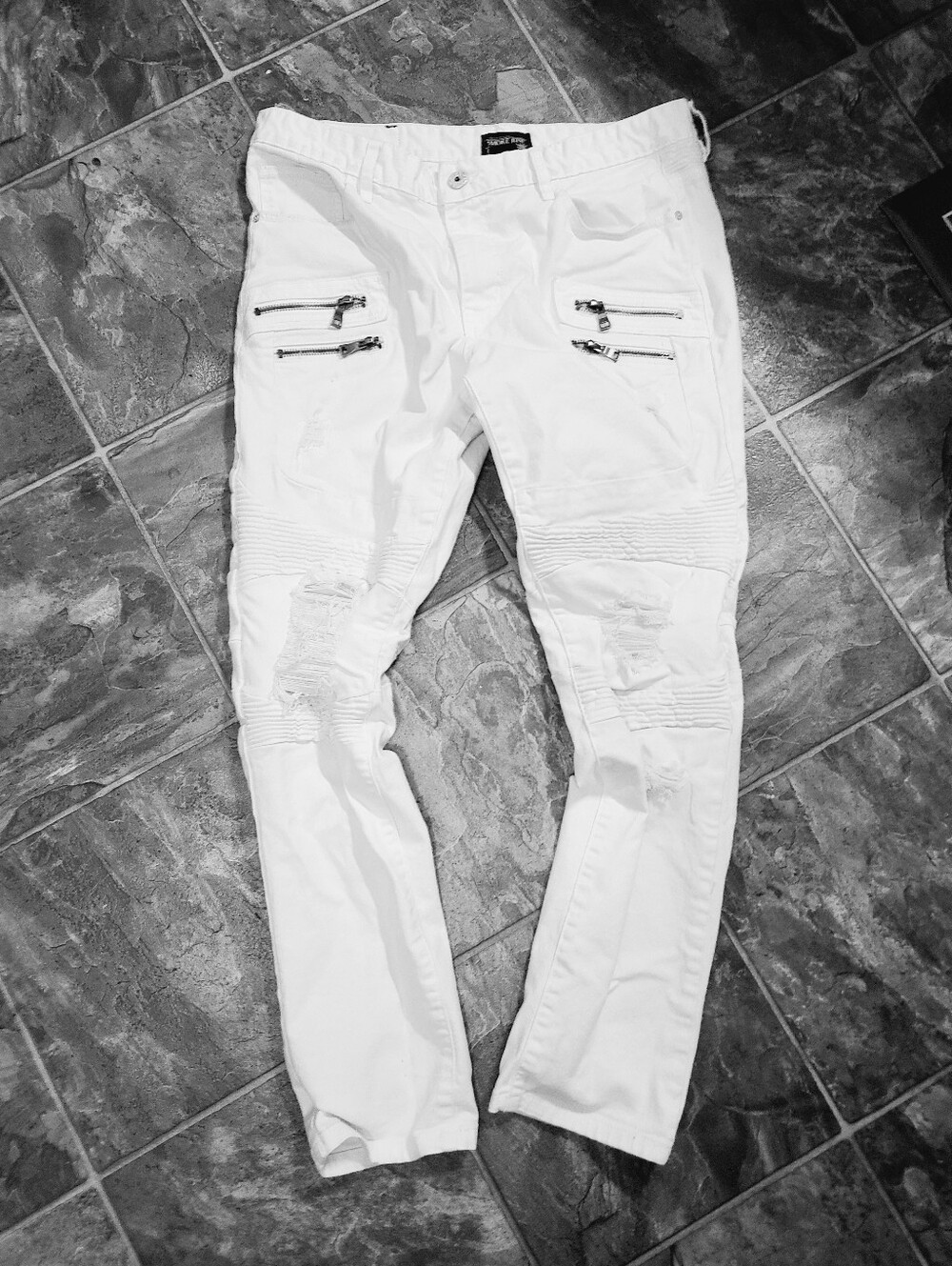 SMOKE RISE WHITE DISTRESSED SKINNY JEANS